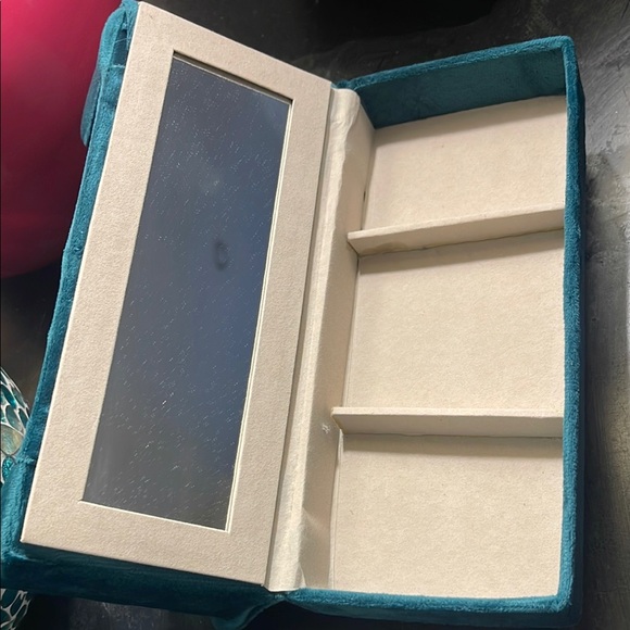 Teal Velvet table decor - Picture 3 of 5